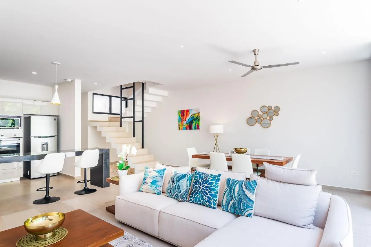 Entire House- 3Br With Private Roof Top Deck location